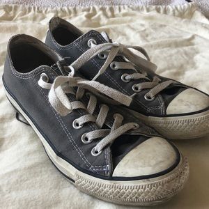 Converse low top grey shoes.